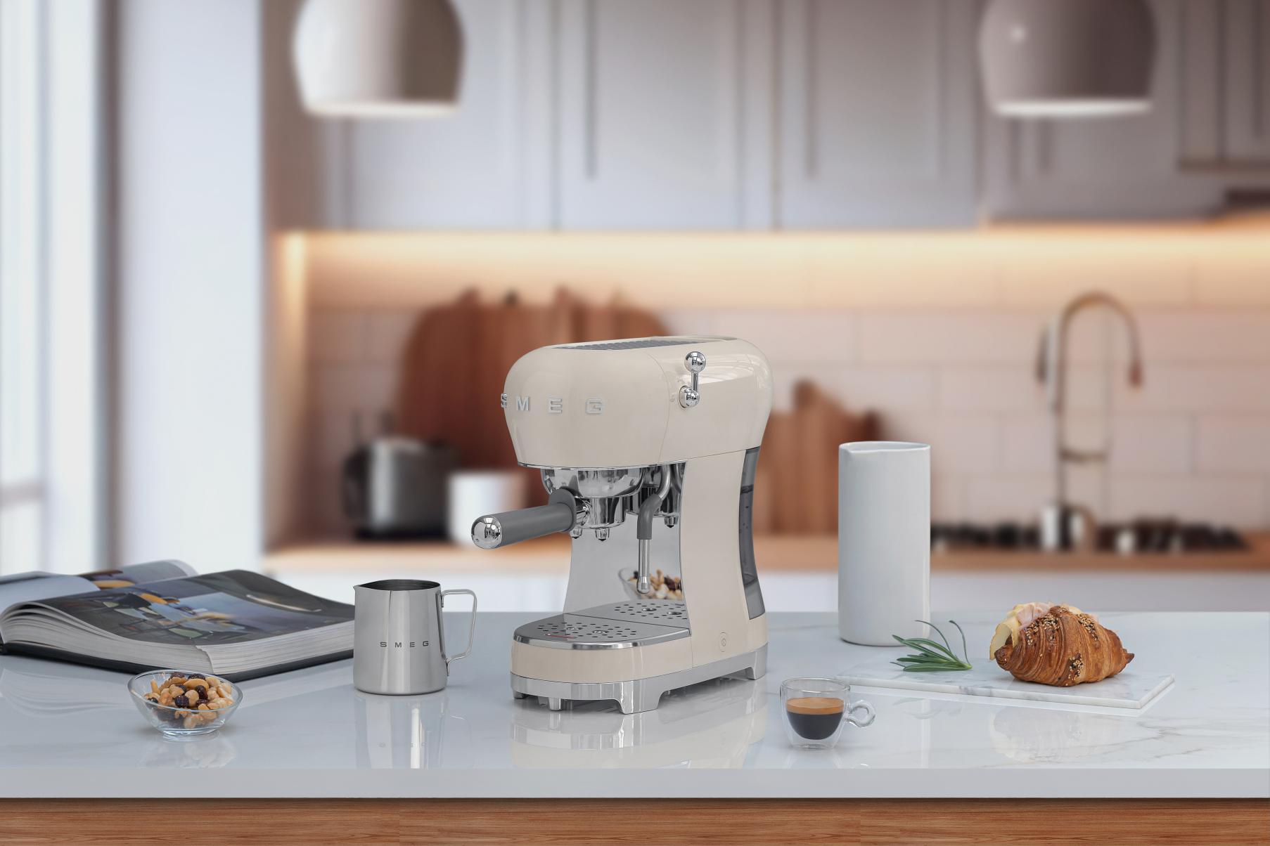 Smeg ECF02CREU Espresso-Kaffeemaschine creme 50´s Style