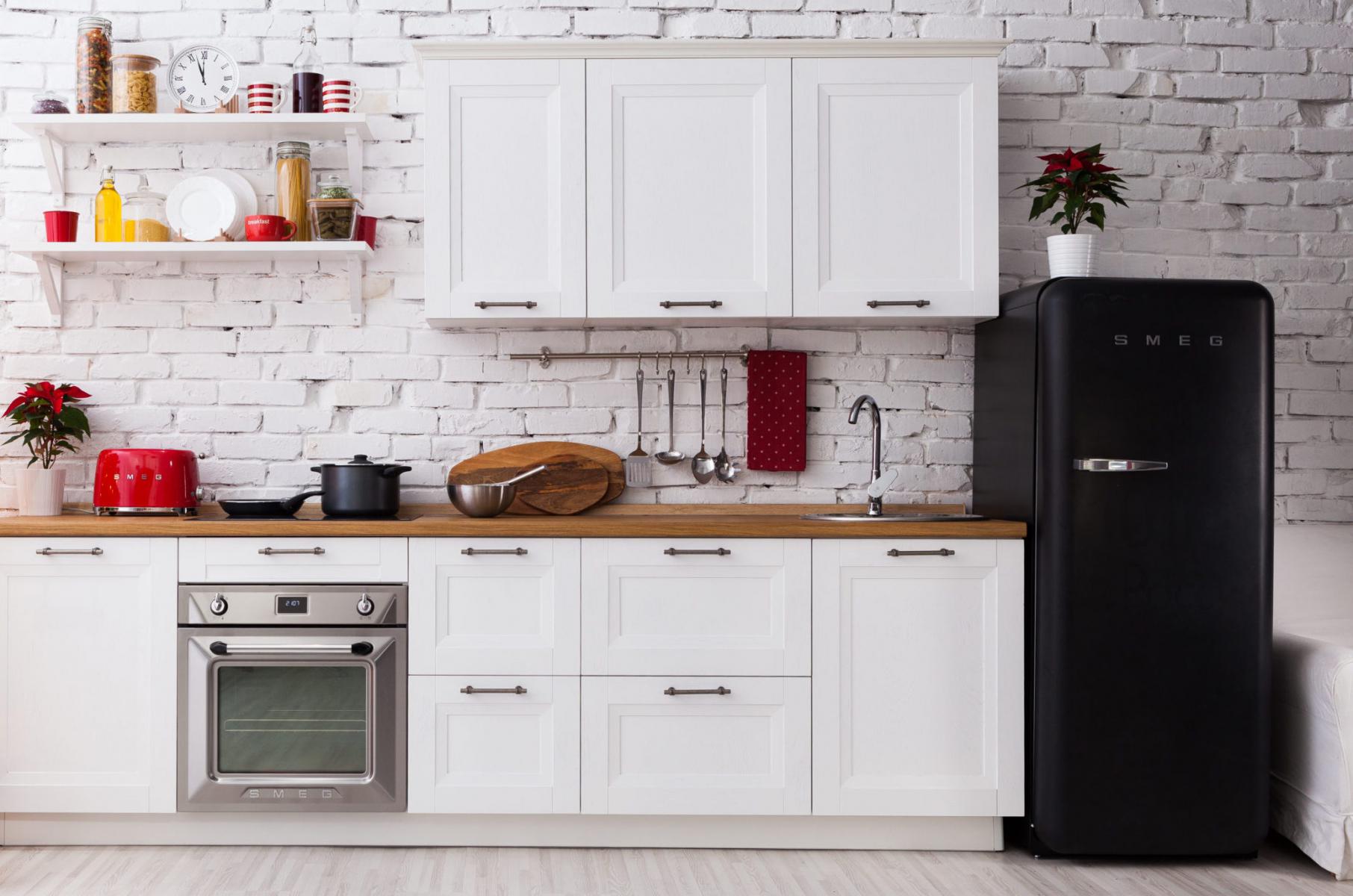 Smeg FAB28RBL6 Kühlschrank Rechtsanschlag Schwarz 50s Style 2026 Modell, EEK: C