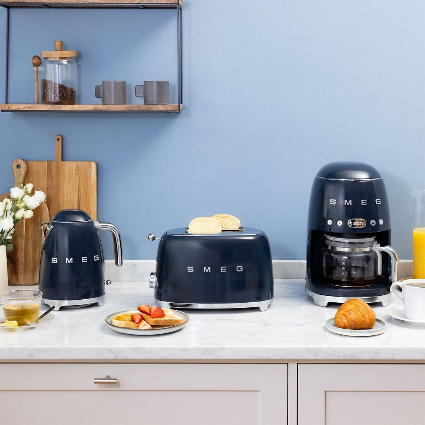 Smeg DCF02NBEU Filterkaffeemaschine Navy Blue 50s Style Jubiläumsaktion - 60 Monate Geräteschutz