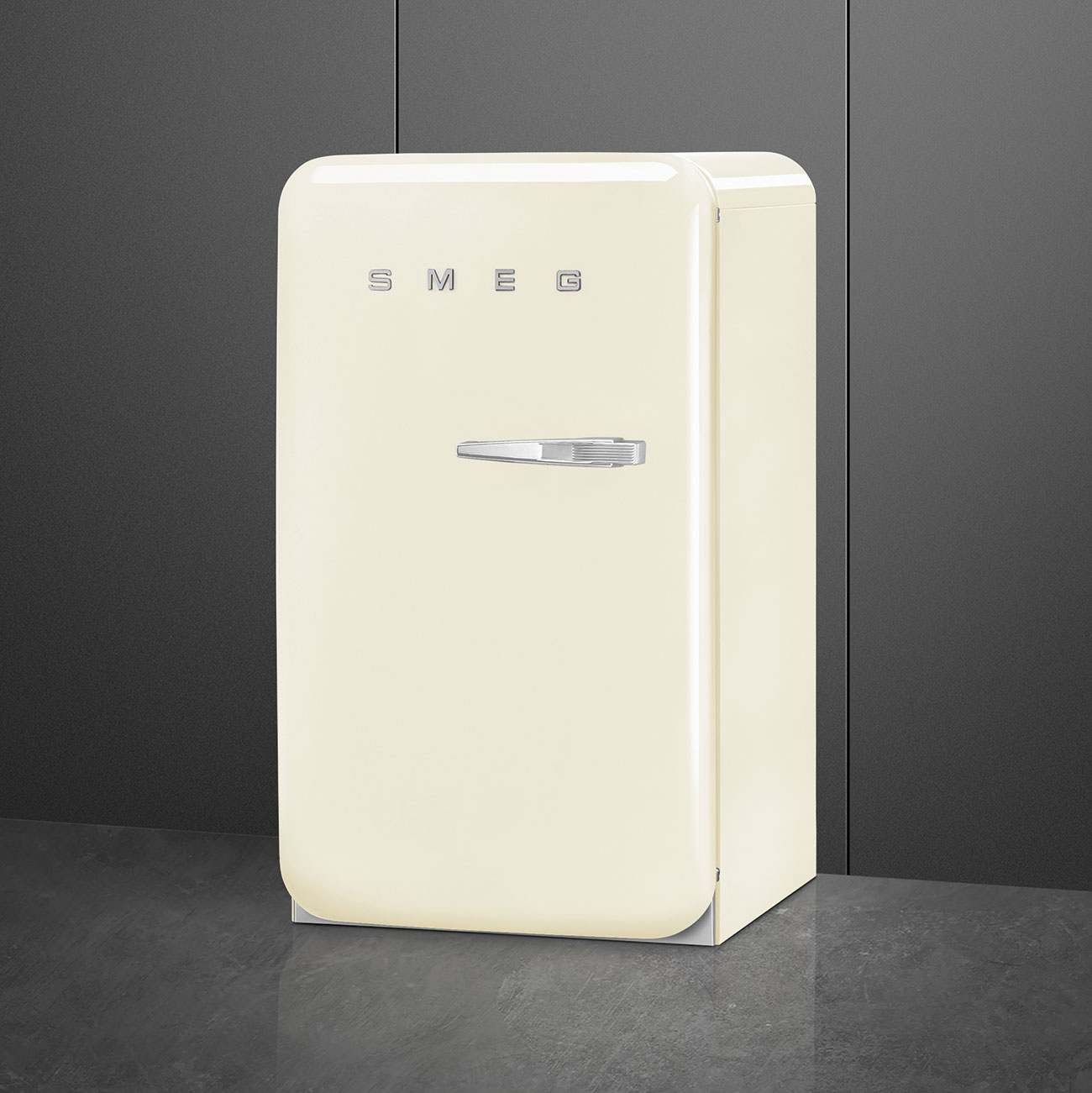 Smeg FAB10LCR6 Stand-Kühlschrank Linksanschlag Creme 50`s Style 2026 Modell, EEK: D