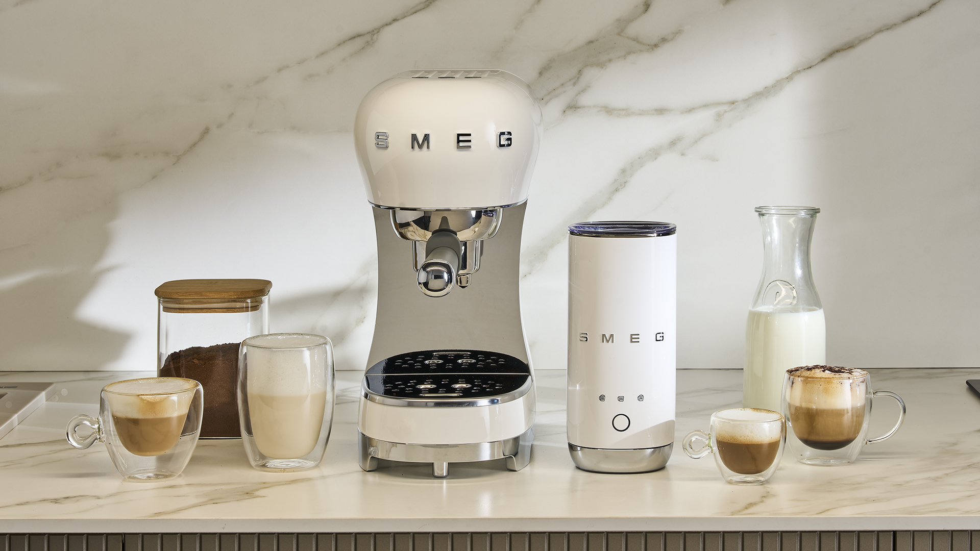 Smeg ECF12WHEU Bundle ECF00 + Milchaufschäumer MFF02 Weiß 50`s Style