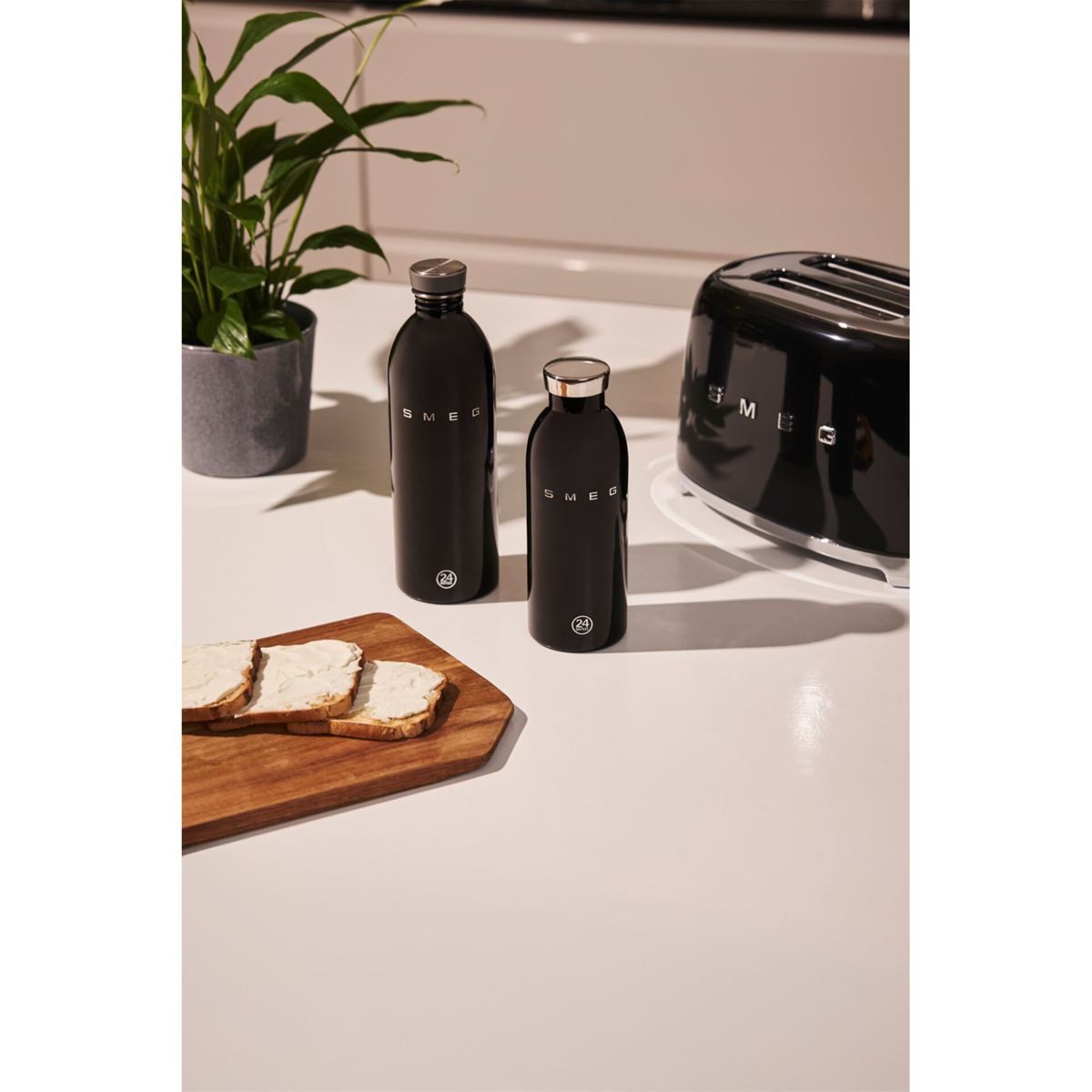 Smeg WBF01BL 24Bottles isolierte Edelstahlflasche 500ml schwarz Aussteller